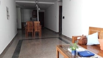 Căn hộ 2PN đầy đủ nội thất, thiết kế gỗ đơn giản ấm áp, bồn tắm