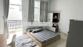 Phòng có cửa sổ thoáng, ban công, rộng hơn 30m2, ngay làng đại học
