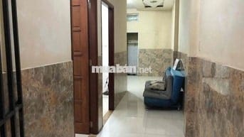Nguyên Tầng trệt, 2 phòng ngủ, bếp và phòng ăn riêng, nhà 2 lầu.