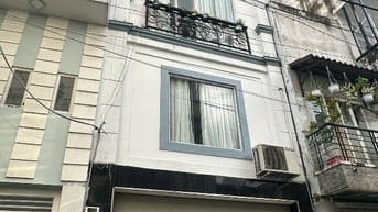 Hẻm xe hơi Vũ Huy Tấn thông ra Tr Sa,Ngang 4m,4Tầng có hẻm sau nhà 