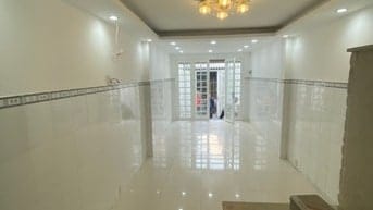 Bán nhà mặt tiền - đường Lê Thị Bạch Cát. 4 tầng lầu. Nhà đẹp.