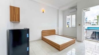 Studio Ban Công Rộng 30m2 Nội Thất Cơ Bản Ngay CV Làng Hoa