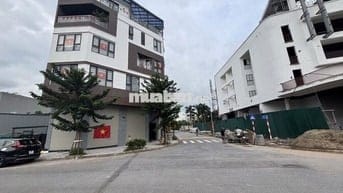 Mặt bằng kd siêu đẹp 3 mặt tiền, view vườn hoa, sát trường học