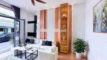 Cho thuê nhà 3 tầng 3 mê mới đẹp ngay trung tâm TP