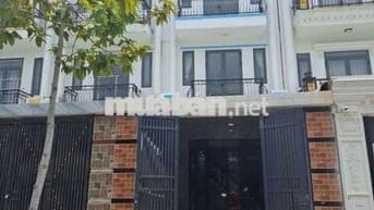 Bán nhà đang  thuê 12tr/th,giá 2ty550tr 4PN phường uyên hưng tân uyên