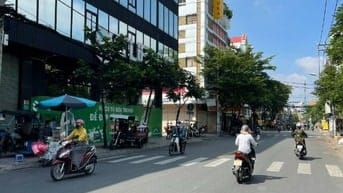 Tòa nhà ngay Đồng Đen-Hồng Lạc. DT 4.1x32m, hầm 7 tầng