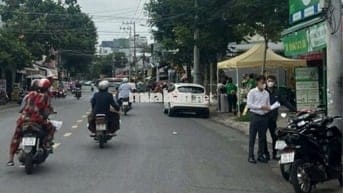 Cho thuê nhà mặt tiền Quang Trung , gần chợ Hóc Môn, DT 4,5 x 30m
