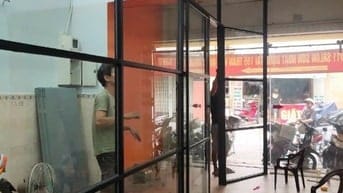 Thanh Lý Vách Kính CL nhiều khung nhỏ có 2 cửa lùa