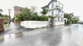 Lô góc sẵn nhà 3 tầng mới tính ô tô đỗ cửa đường thông trải nhựa