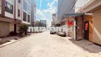 Toà văn phòng,kết hợp ở. Có thang may, ô tô tránh thoải mái.