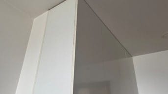 Tủ bếp gỗ mới 95% thiết kế đơn giản sang trọng.