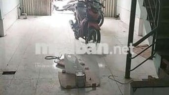 Nhà Mtkd nguyên căn đường Lk 2-10 cấp 4 có gác lửng đúc 1pn kín 1wc