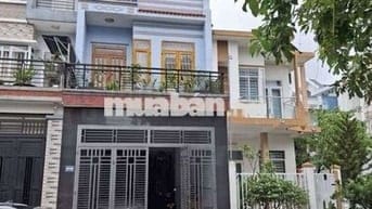 Cho thuê nhà 2 lầu 3 phòng ngủ ngã 3 ông xã dĩ an Bình Dương
