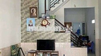 4x18 1 lầu 3p có pn dưới .
sân để xe . Sân thượng . Nhà mới sơn sửa
