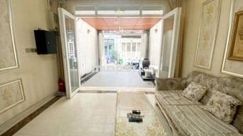 NHÀ ĐẸP CÓ SÂN ĐẬU XE, PHÙNG VĂN CUNG, 63m2 NGANG 4.2M, 10TR/THÁNG