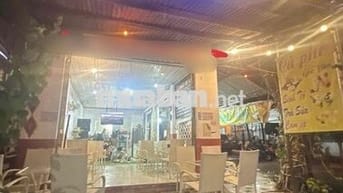 GIA ĐÌNH BẬN RỘN CẦN SÁNG QUÁN CAFFE ĐÔNG KHÁCH