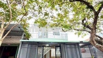Cần bán nhà mặt tiền kinh doanh ngay chợ , cổng sau cty pouchen ,