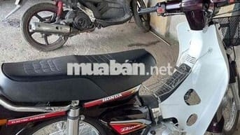 Honda Dream trắng đỏ, xe số
