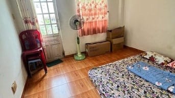 CẦN TIỀN BÁN GẤP NHÀ 4PN - CN 55m2 - CÓ SÂN ĐỂ XE NHÀ NỞ HẬU