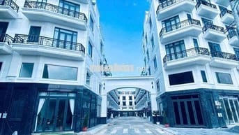 NHÀ PHỐ MỚI XÂY 100% 1Trệt, 1LỬNG,3LẦU, 5PN, 5WC 1/ Tô Ngọc Vân Q12