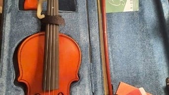 bán một chiếc vilon cho trẻ em  size 3/4 (10-15 tuổi). 