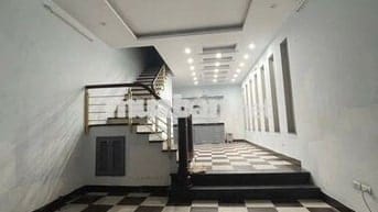 Nhà 110 Nguyễn Hoàng Tôn 50m2x 5 tầng 5pn 15tr