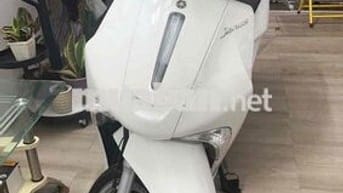 xe nhà chạy. màu trắng hơn Ngọc Trinh í.