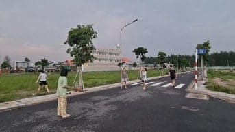 1tỷ2 có nên mua đất 100m2, ngay KDC, mặt tiền Phùng Hưng 42m, sổ sẵn?