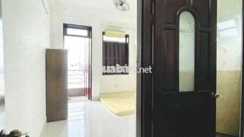 Phòng ngay cầu Nguyễn Tri Phương, Ban công thoáng mát, đầy đủ nt, ..