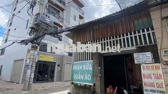 Nhà cấp 4 . gác lững . SHR . đất vuông Đẹp