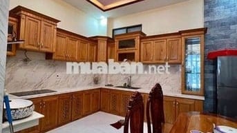 Nhà Sạch Sẻ DT 250m2 1Trệt 3Lầu 4Pn 5Wc Sân Thượng Hẻm Xe Tải