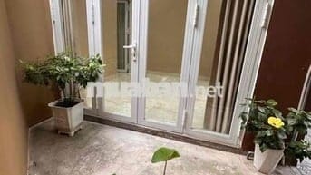 chính chủ cho thuê nhà sân rộng gần chợ Vườn Lài