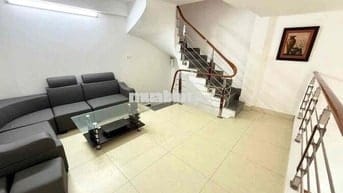 HÀNG HIẾM SÓT LẠI NHÀ PHỐ GIA QUẤT. 32M 4TẦNG  NGÕ NÔNG THOÁNG GẦN OTO