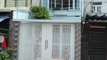 Sát mặt tiền Bình Phú. 1T,1L,1Th. Sân rộng để xe hơi, mới sơn sửa