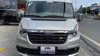 Ford Transit 2023. Bánh dự phòng chưa hạ.