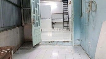 Sân rộng, nhà thoáng mát, cây xanh, điện nước riêng