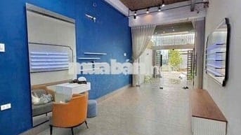 Bán nhà mặt tiền còn mới đẹp, giá bằng nhà hẻm