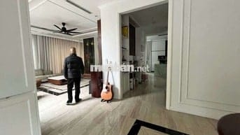 Biệt thự đơn lập góc view hồ 390m² full nội thất cao cấp Vinhomes