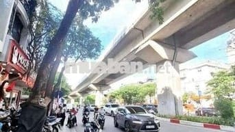 Tôi cần bán nhà Hào Nam 6tầng thang máy full nội thất.