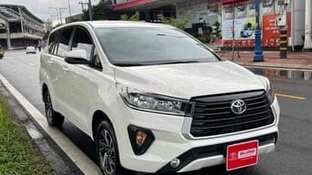 Toyota Innova 2.0E MT số sàn màu trắng 2023 đi ít