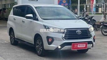 Toyota Innova 2.0G số tự động màu trắng gia đình