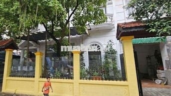 Cho thuê tầng 1  Tô Ngọc vân .Quảng An .Tây Hồ .Hà Nội 
.DT .100m