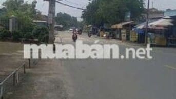 Ban dat mat tien đuong xe tai lon sat duong nhua phuong an thanh.Ta.Bd