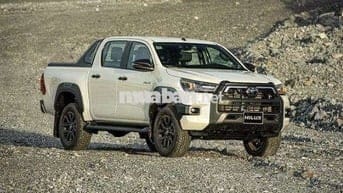 Toyota Hilux trắng số tự động 5 chỗ