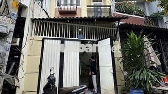 Cho thuê nhà mặt tiền Tân Phú, 2 tầng, 2pn, tặng máy lạnh, giá 14tr/th