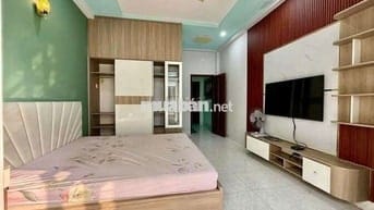 Nha mới sẵn nội thất 4pn 4wc ôtô đậu trong nhà gần trường ngtrungtrưc