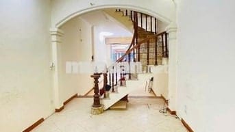 Cho thuê nhà mặt phố Thâm Tâm, phường Yên Hòa. Dt 50m2 x 4 tầng, Mt 4m