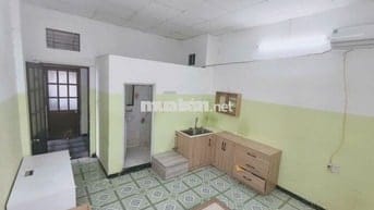 Phòng trọ nội thất cơ bản, máy lạnh, tủ lạnh