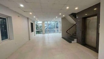 Cho thuê nhà mặt tiền 7m, 4 tầng căn góc có thang máy, 300m ra Hồ Tây
