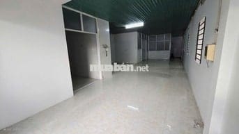 Cho thuê kho xưởng 300m2 hẻm xe tải gần ngã tư Trung Chánh, Hóc Môn